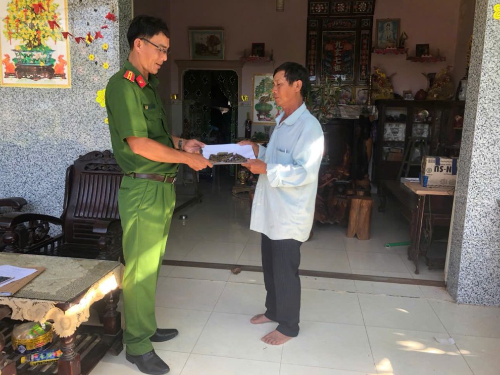 1 Ảnh cán bộ Công an xã Hiệp Mỹ tiếp nhận số đạn do người dân tự nguyện giao nộp Copy