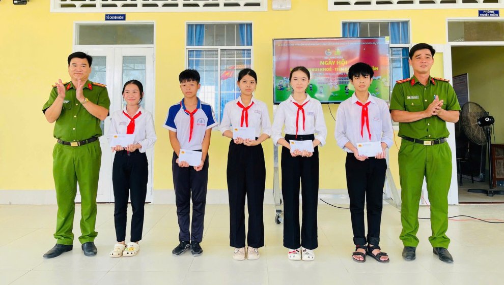 1 Chi đoàn Công an xã tặng quà các em học sinh