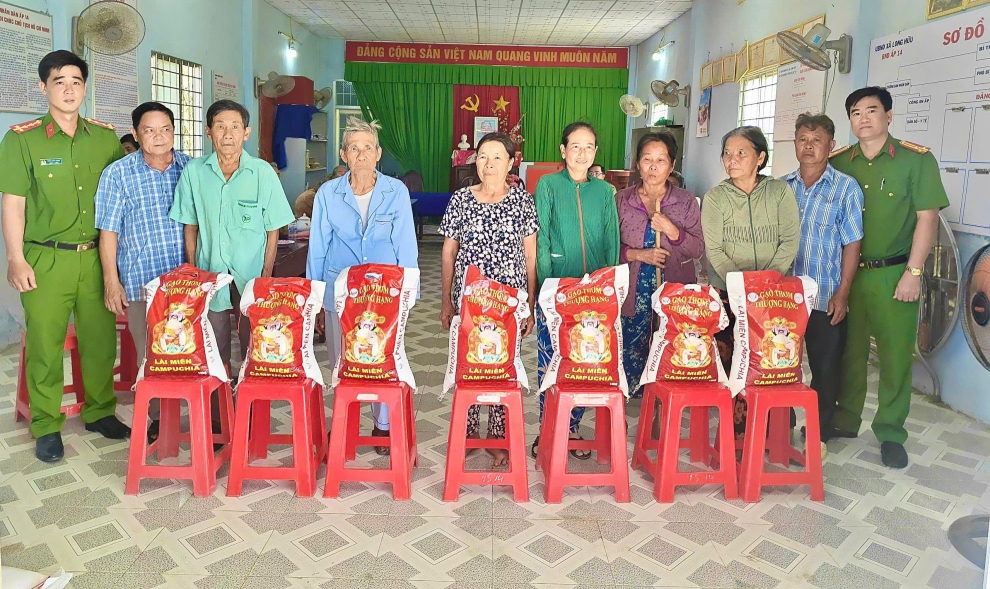 1 Trao tặng quà cho các hộ gia đình khó khăn trên địa bàn