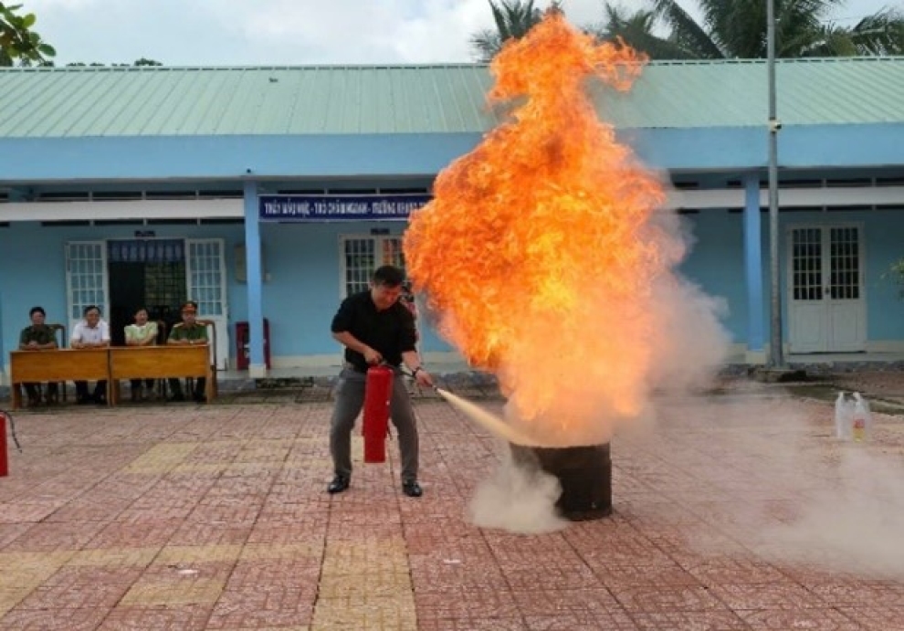 Công an phường Đông Thành thực tập phương án PCCC và CNCH tại trường Tiểu học Võ Thị Sáu