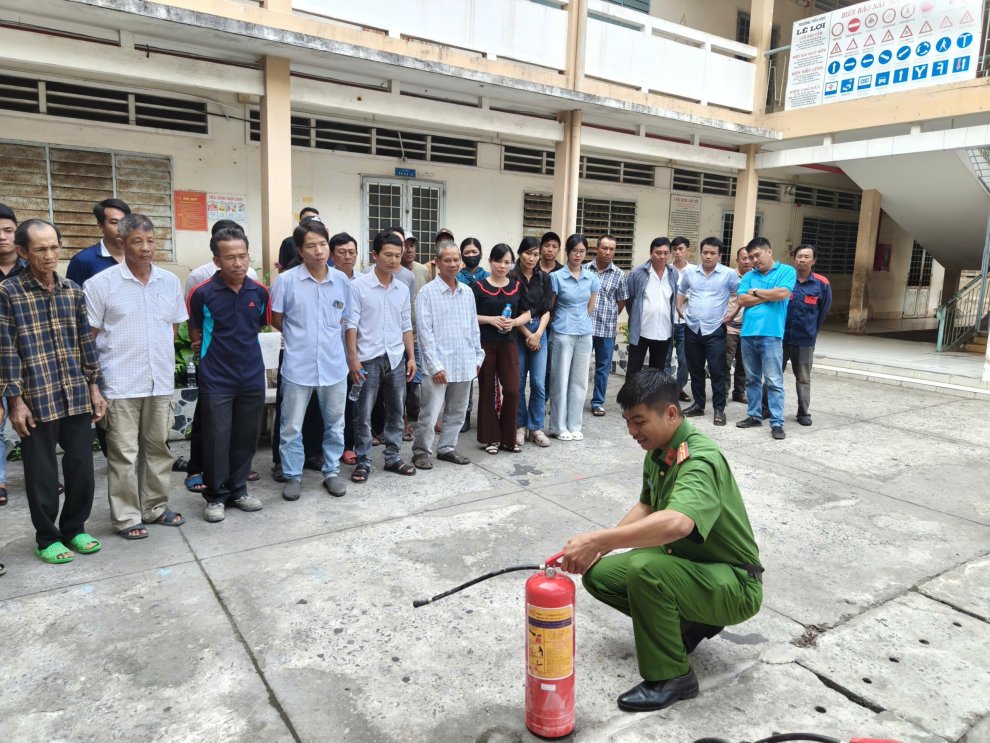 Ảnh 1 Cán bộ Cảnh sát PCCC và CNCH hướng dẫn sử dụng bình chữa cháy