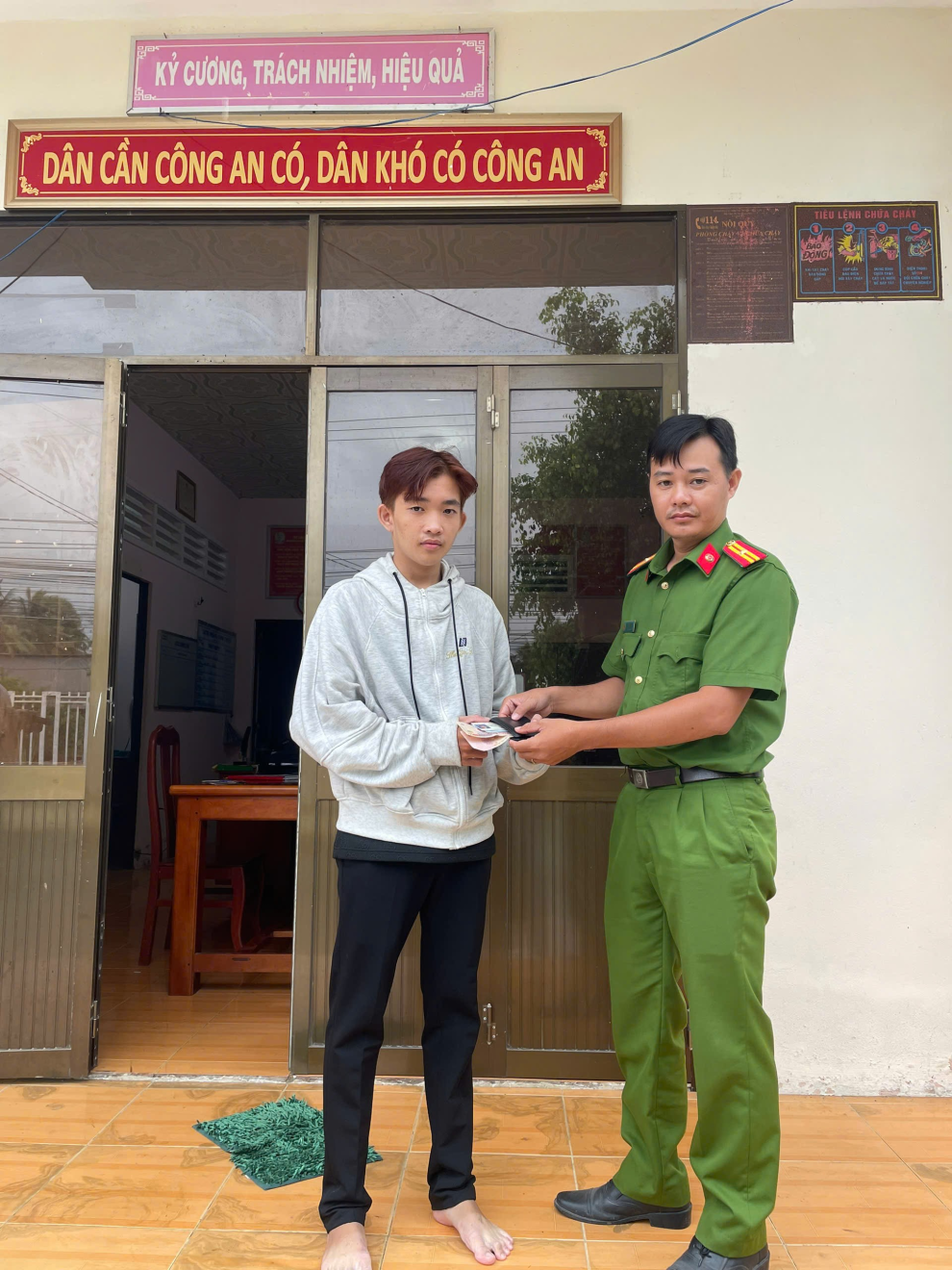 Công an xã Tập Ngãi trao trả tài sản bị đánh rơi cho người dân
