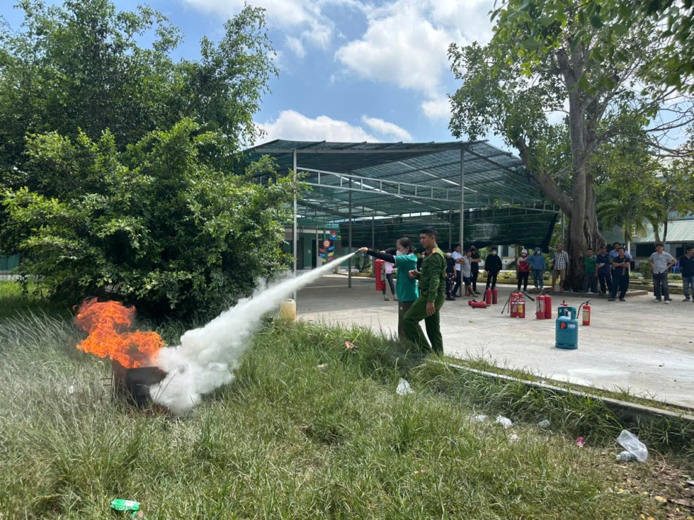 Ảnh 2 Học viên thực hành sử dụng bình chữa cháy xách tay