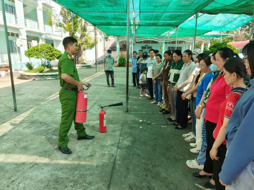 Ảnh 2 Lực lượng Cảnh sát PCCC và CNCH hướng dẫn sử dụng phương tiện chữa cháy xách tay