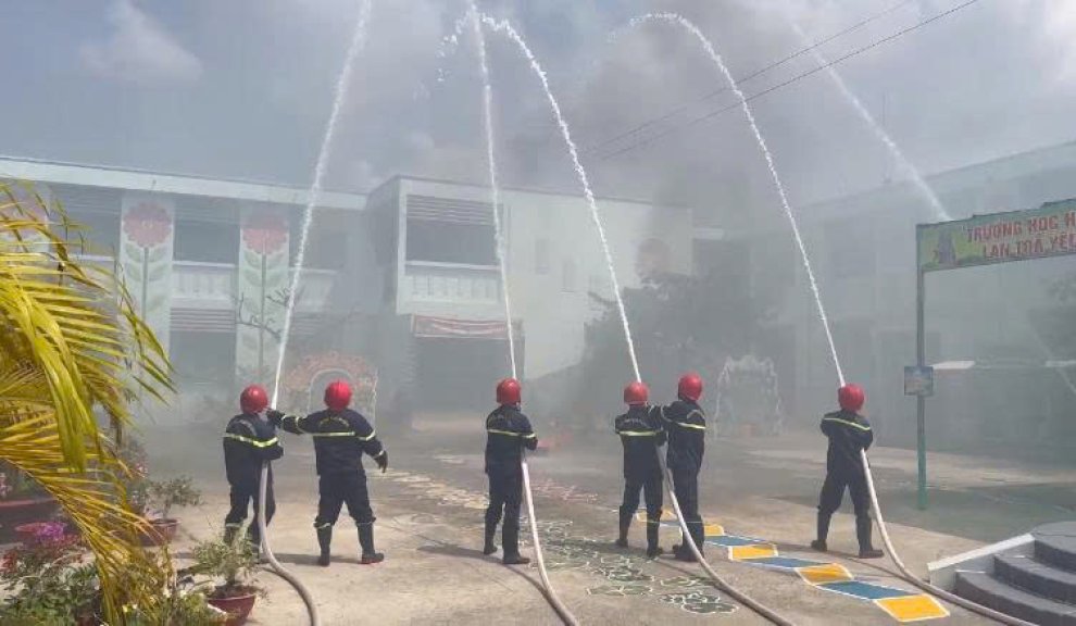 Ảnh 2 Lực lượng Cảnh sát PCCC và CNCH triển khai đội hình dặt tắt đám cháy