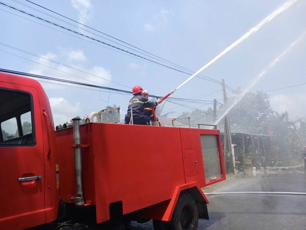 Ảnh 2 Lực lượng Cảnh sát PCCC và CNCH triển khai phương tiện dập tắt đám cháy