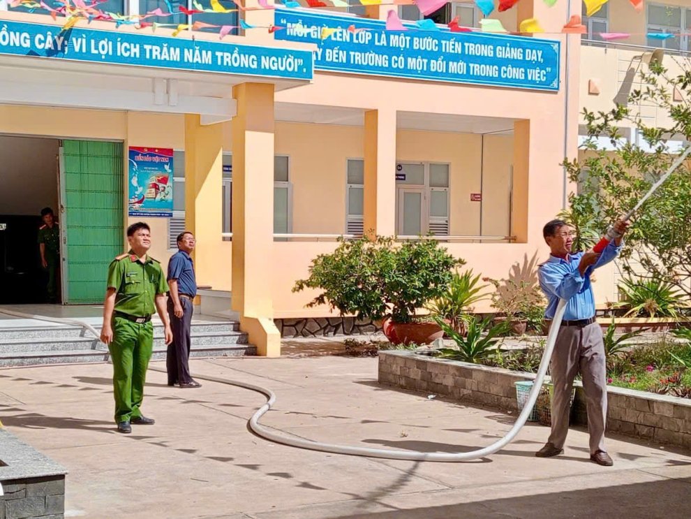 Ảnh 2 Lực lượng cơ sở vận hành và sử dụng phương tiện chữa cháy