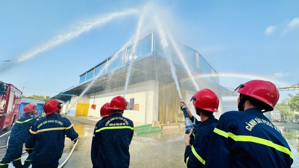 Ảnh 3 Lực lượng chuyên nghiệp triển khai chữa cháy và cứu nạn, cứu hộ