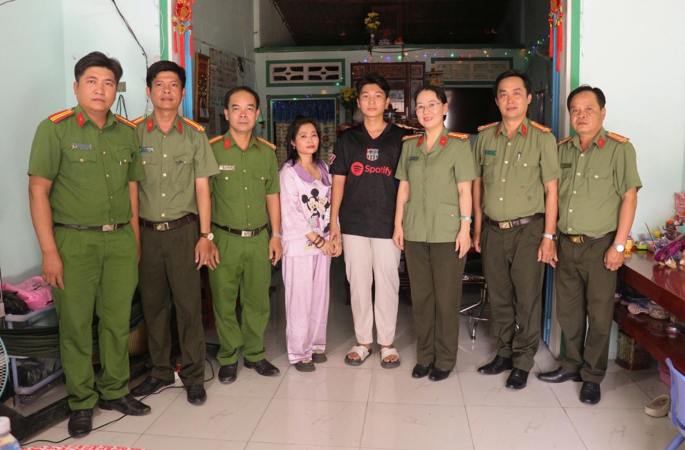 Ảnh Đại tá Nguyễn Thị Hải Yến và BLĐ Công an phường chụp hình lưu niệm