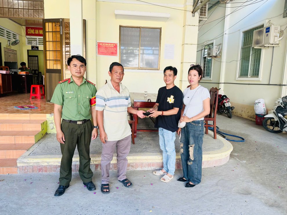 Anh Huỳnh Văn Phương nhặt được của rơi và trả lại tài sản cho người đánh mất