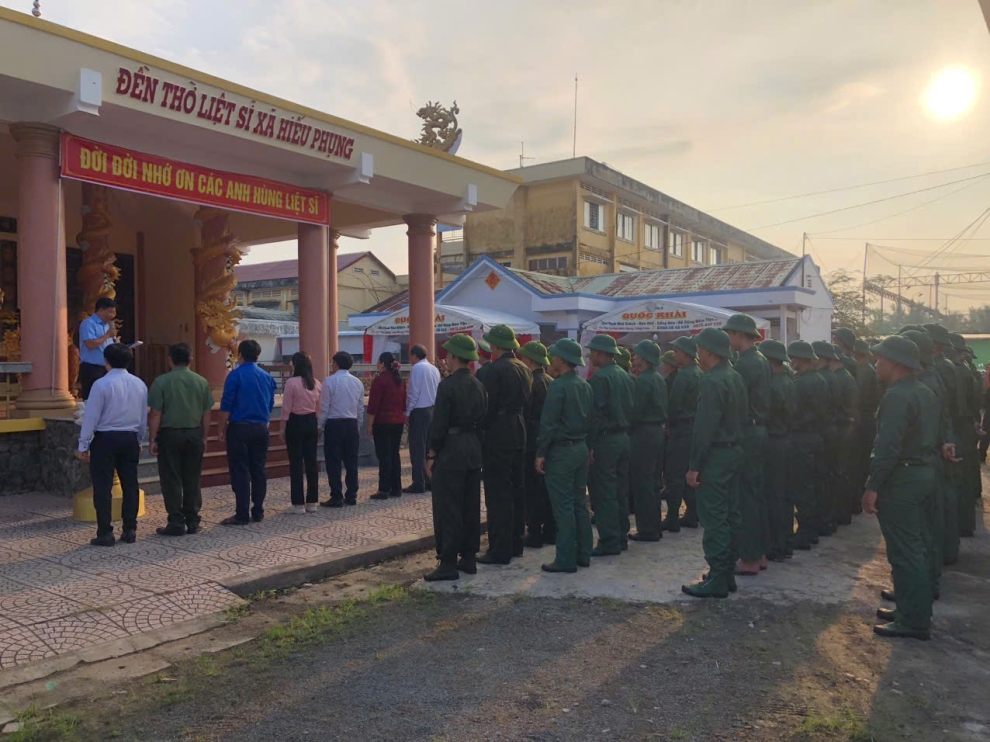 Ảnh thắp hương đền thờ anh hùng Liệt sĩ xã