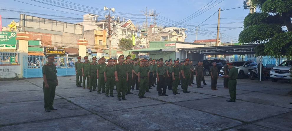 Ảnh Trưởng CAP nhận xét kết quả công tác công an tháng