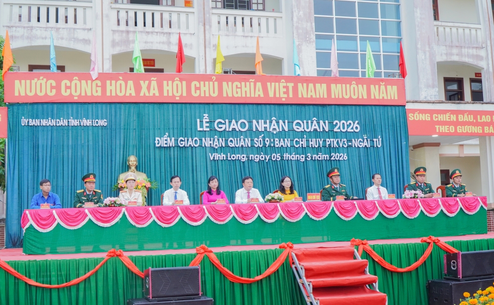 Các đồng chí lãnh đạo, đại biểu dự Lễ giao, nhận quân năm 2026