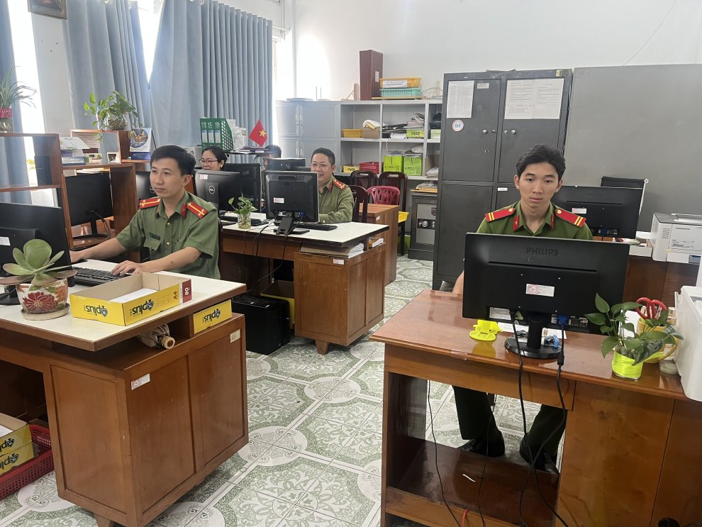 can bộ phòng sơ làm viêc