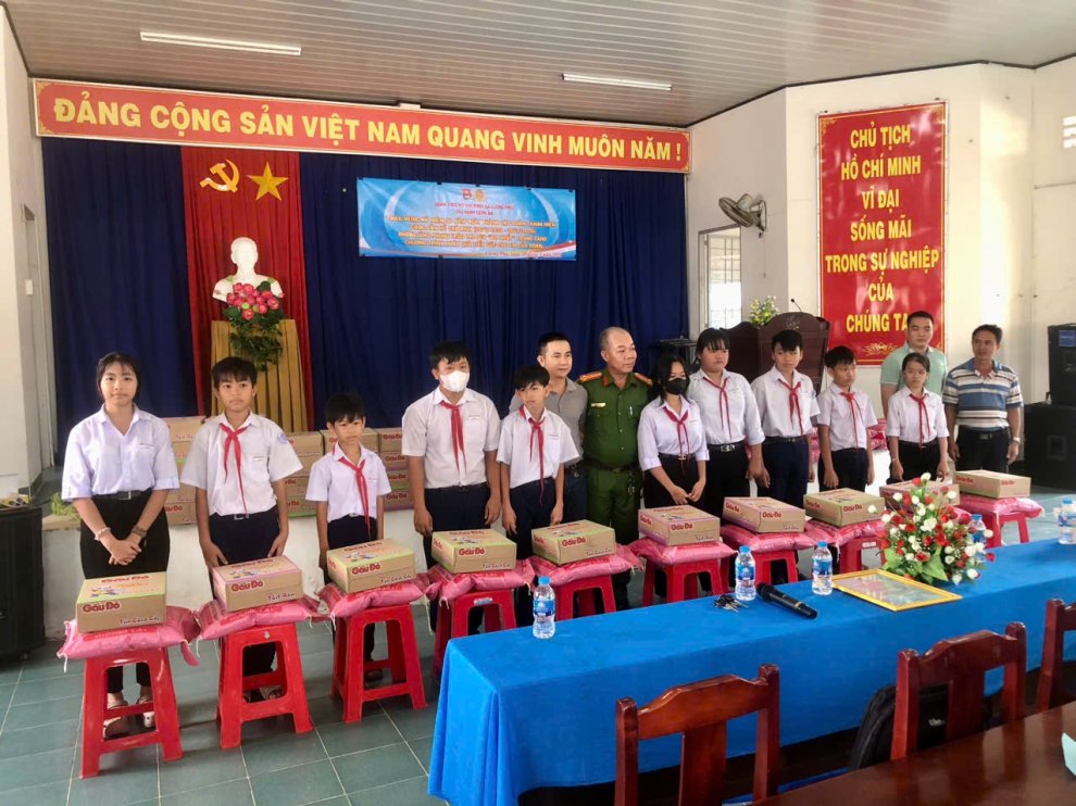 Chi đoàn Công an xã phát quà cho các em học sinh