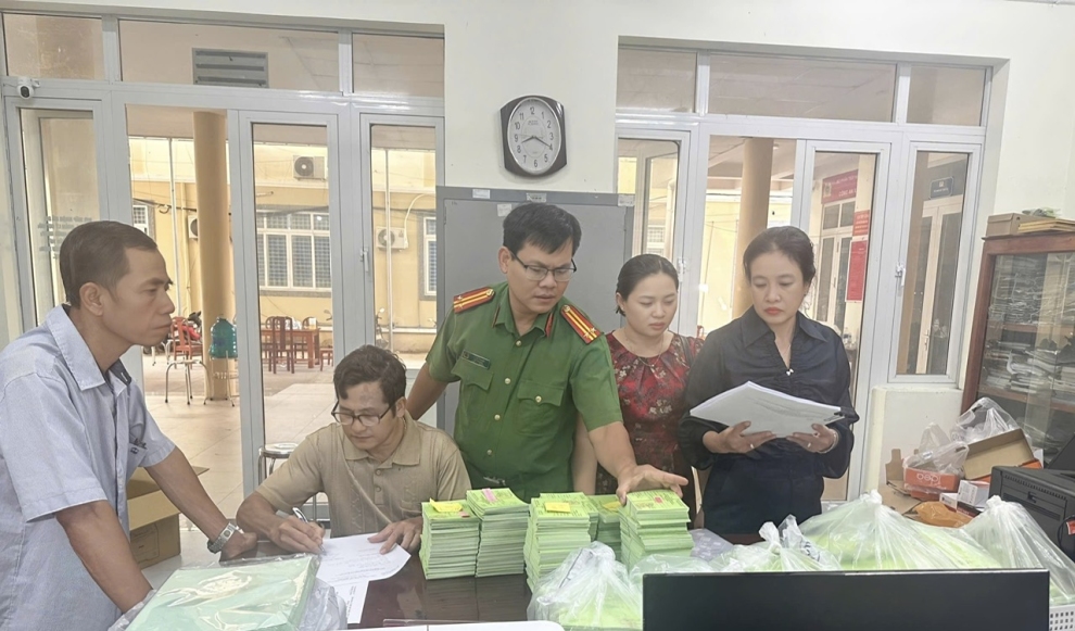 Công an xã Châu Thành đẩy mạnh công tác rà soát lập danh sách, in thẻ cử tri từ Dữ liệu dân cư - Bảo đảm quyền làm chủ của Nhân dân