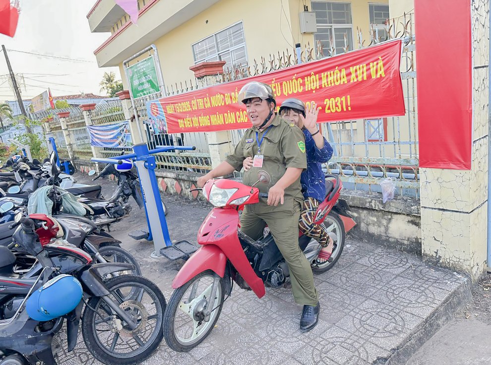 Cử tri phấn khởi vui mừng đến điểm bầu cử (1)