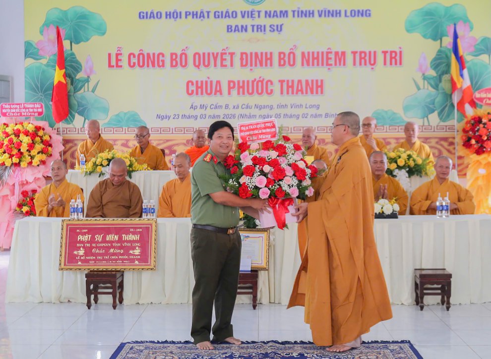 Đại tá Trần Quốc Phục, Phó Giám đốc Công an tỉnh tặng hoa chúc mừng Thượng tọa Thích Như Đạo