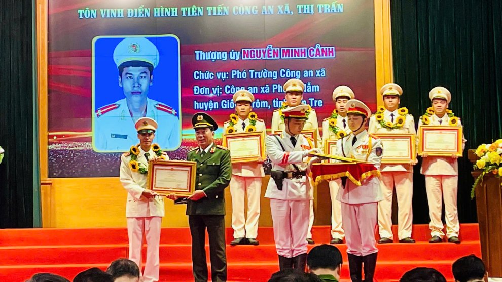 Đại úy Nguyễn Minh Cảnh, Phó Trưởng Công an xã Châu Hòa, tỉnh Vĩnh Long nhận khen thưởng với nhiều thành tiêu biểu