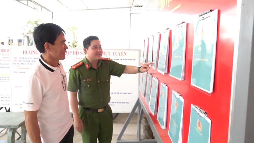 Đại úy Vỏ Văn Tân thông tin người dân các thủ tục hành chính