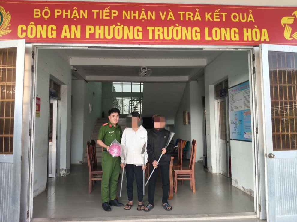 Công an phường Trường Long Hòa thực hiện có hiệu quả mô hình “Giao nộp vũ khí, công cụ hỗ trợ được quà tặng”