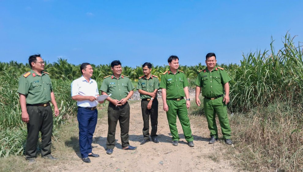 Đoàn đến khảo sát vị trí xây dựng trụ sở Công an xã Trung Hiệp