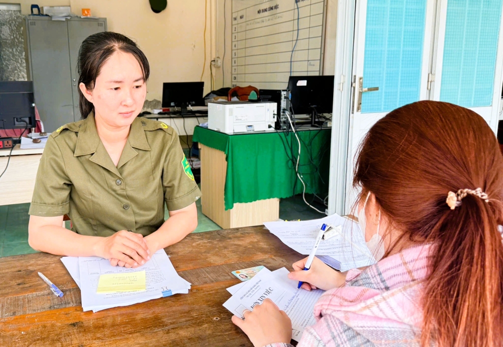 Đồng chí Nguyễn Ngọc Quế Thanh thực hiện việc tiếp nhận và xử lý thủ tục hành chính trong dịp Tết cho người dân