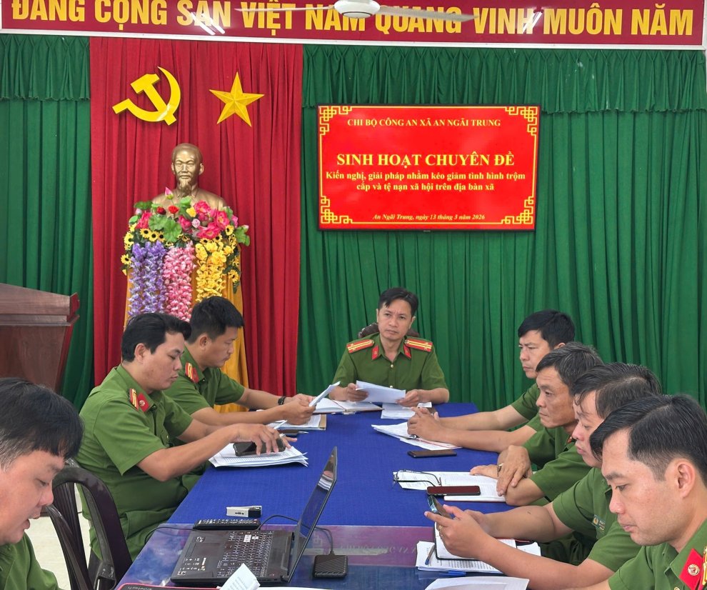 Đồng chí Phạm Thành Nhân BTCB, Trưởng CAX chủ trì buổi sinh hoạt