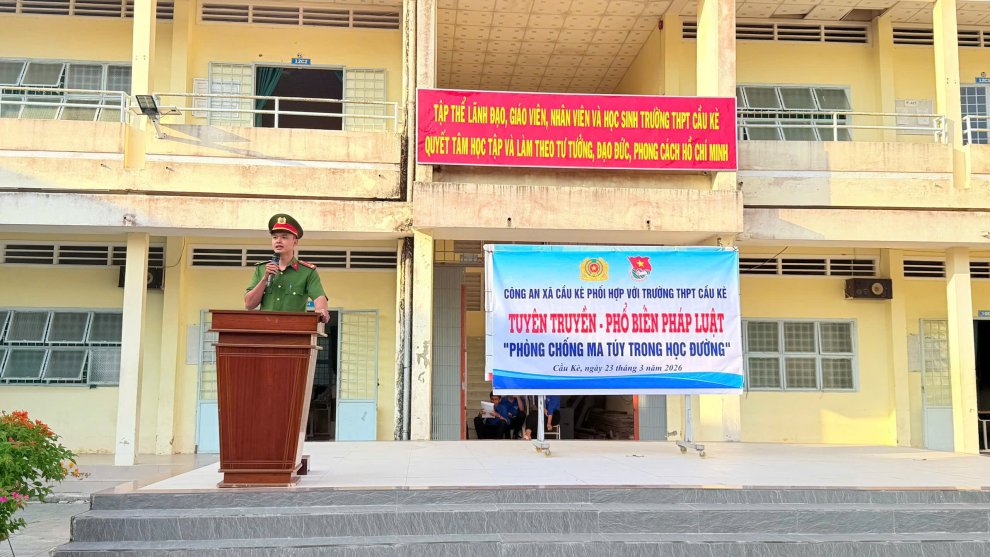 Chi đoàn Công an xã Cầu Kè phối hợp tuyên truyền, phổ biến pháp luật về phòng, chống ma túy