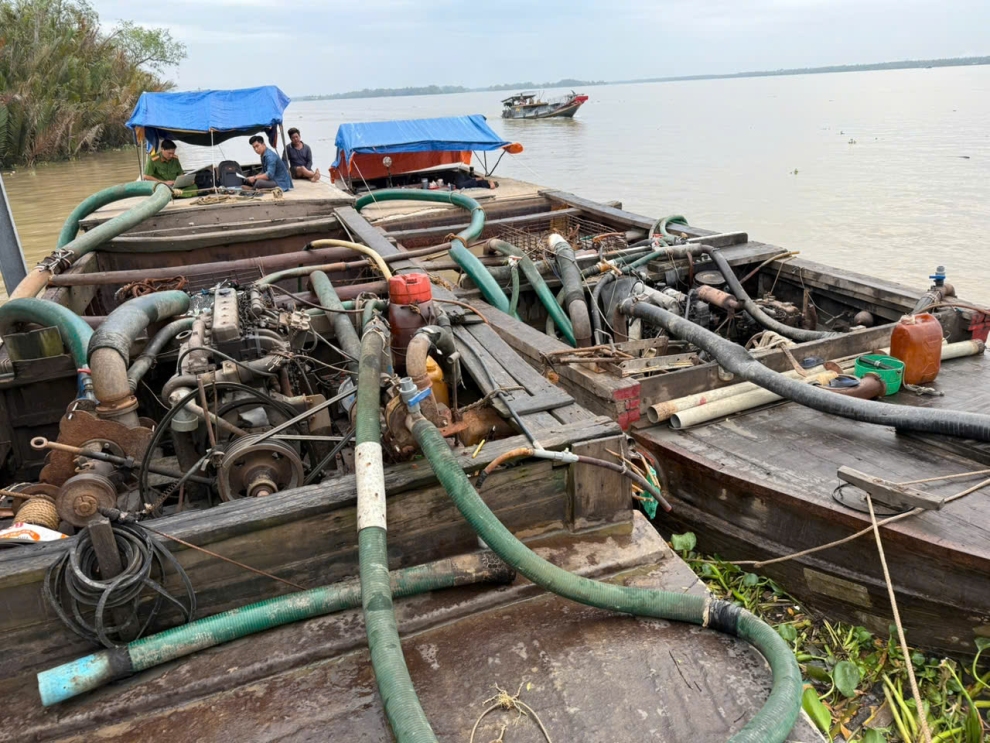 Bắt quả tang 02 phương tiện khai thác cát sông trái phép