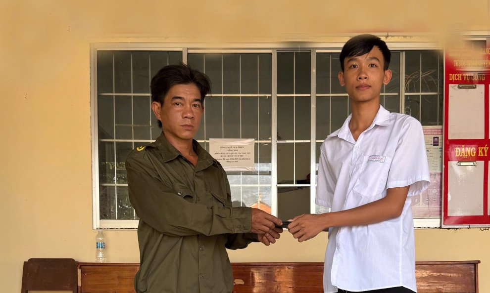 Tổ viên Tổ bảo vệ an ninh trật tự ở cơ sở trả lại tài sản bị đánh rơi