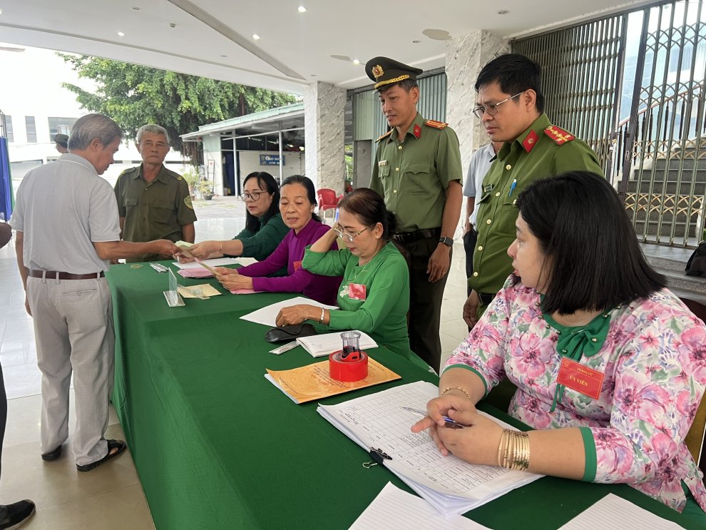 lực lượng Công an cùng lực lượng bảo vệ an ninh trật tự ở cơ sở được bố trí thường trực tại khu vực bỏ phiếu