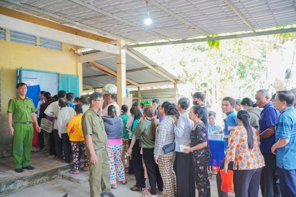 Lực lượng Công an xã Ngãi Tứ bảo đảm an toàn tuyệt đối tại các điểm bầu cử (2)