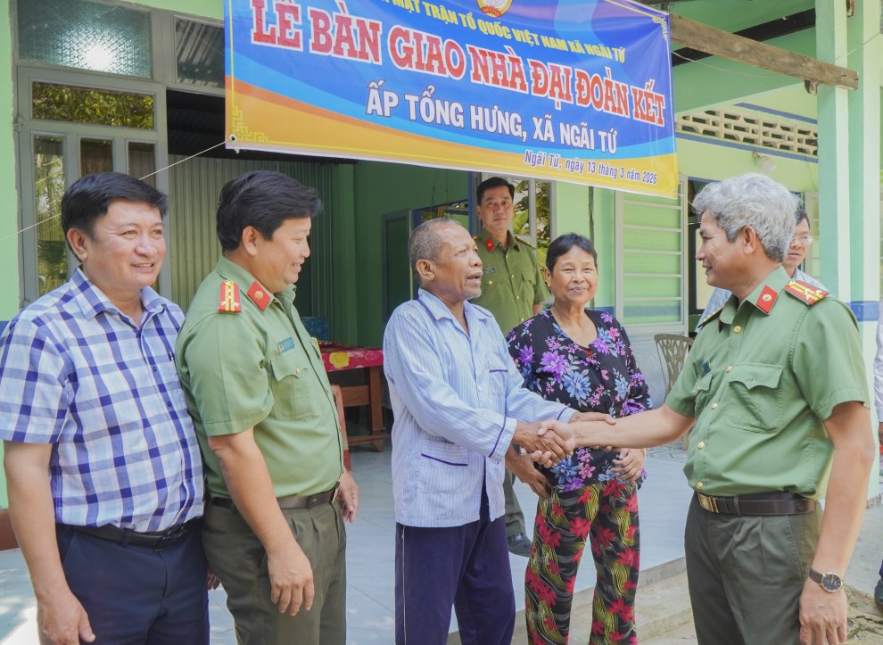 Ông Kim Khu cảm ơn sự quan tâm của Công an tỉnh Vĩnh Long và chính quyền địa phương và hứa quyết tâm làm lại cuộc đời