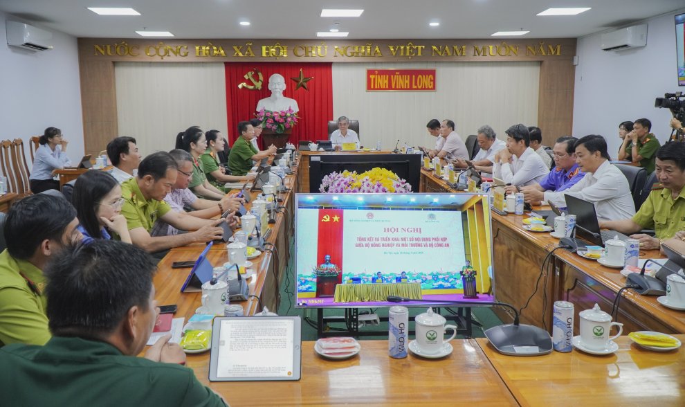 Quang cảnh hội nghị tại điểm cầu UBND tỉnh Vĩnh Long (2)