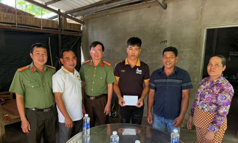 Công an tỉnh Vĩnh Long tặng quà công dân thực hiện nghĩa vụ công an có hoàn cảnh khó khăn trên địa bàn xã Châu Thành