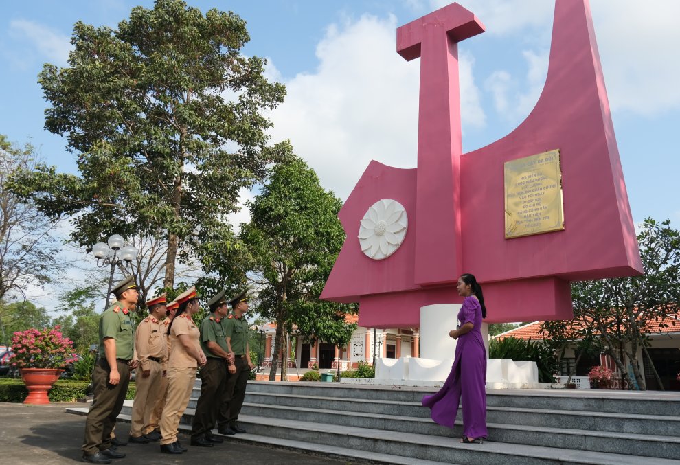 Thanh niên Công an tỉnh tìm hiểu lịch sử tại Khu di tích Cây Da đôi