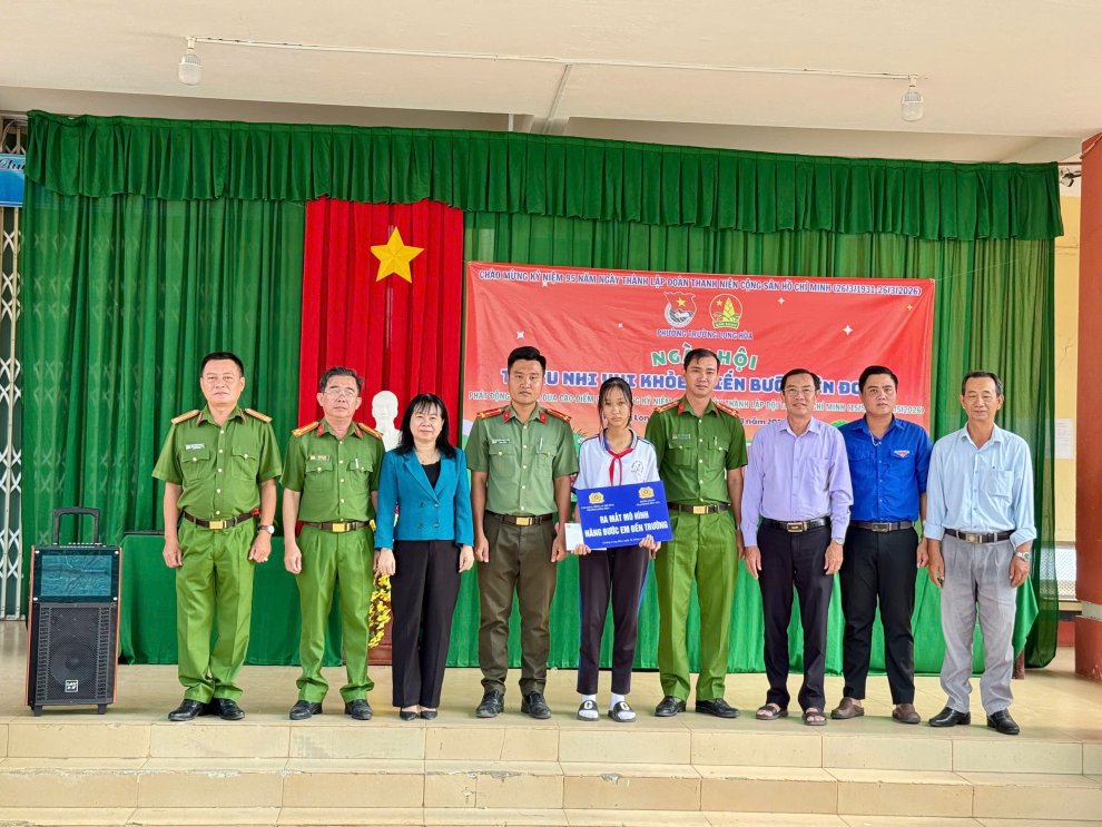 Tổ chức ra mắt Mô hình Nâng bước em đến trường