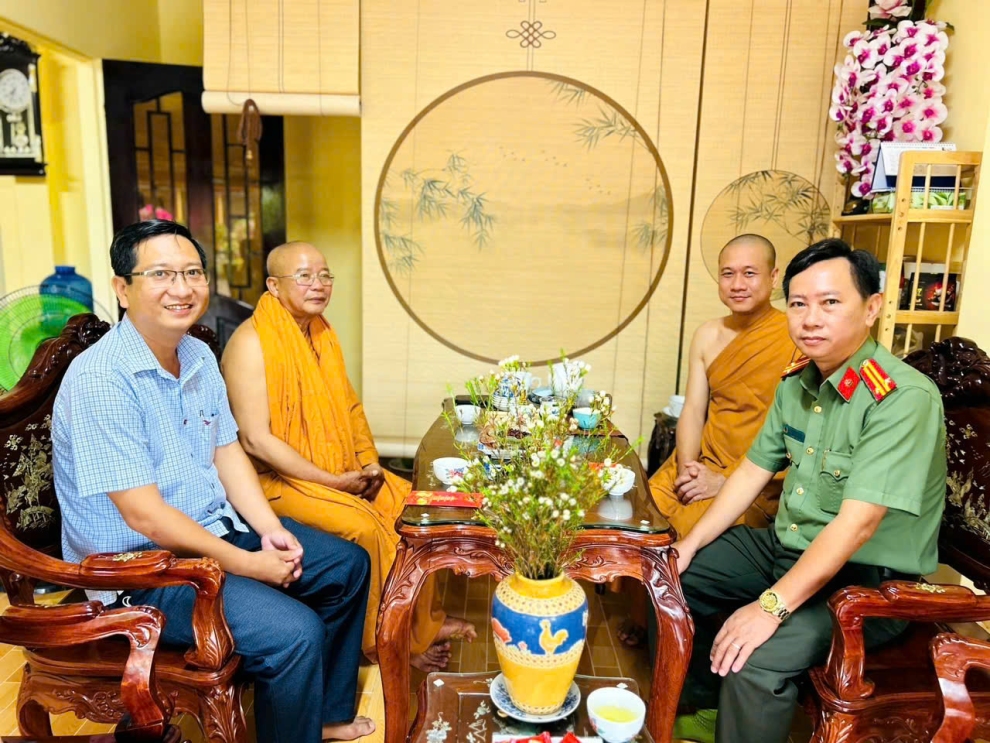 Công an phường Tân Ngãi thăm hỏi cơ sở tôn giáo, tăng cường đoàn kết và giữ vững an ninh trật tự
