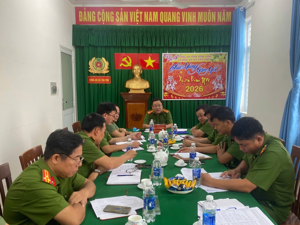 Đồng chí Đại tá Võ Công Bình, Phó Giám đốc Công an tỉnh Vĩnh Long đến thăm và làm việc với Công an xã Tân Phú