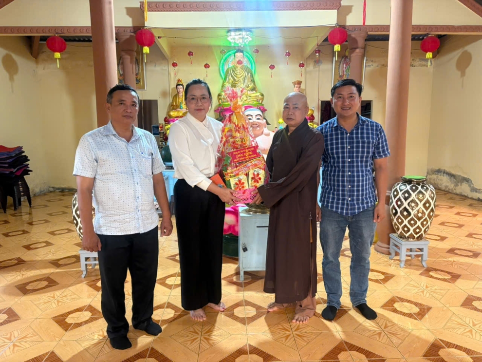 Công an xã Tân Long Hội đến thăm, chúc mừng các chùa Phật Giáo trên địa bàn xã