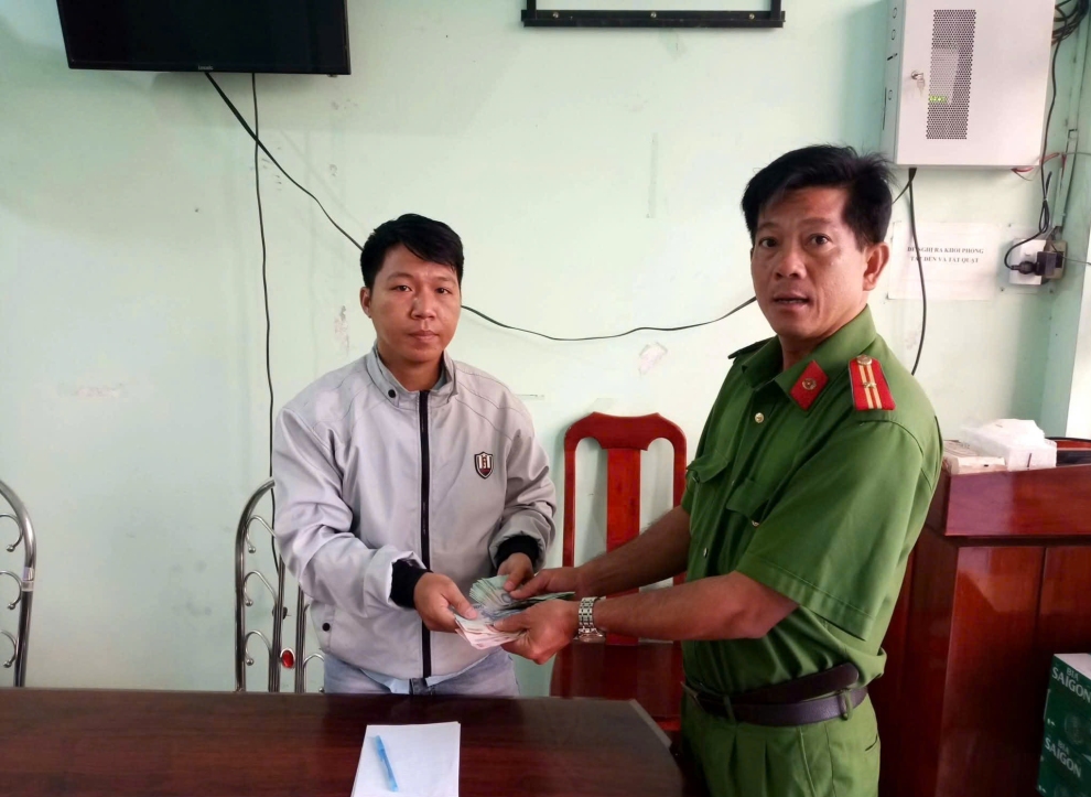 Công an phường Tân Ngãi tiếp nhận, tổ chức trao trả tài sản cho chủ sở hữu