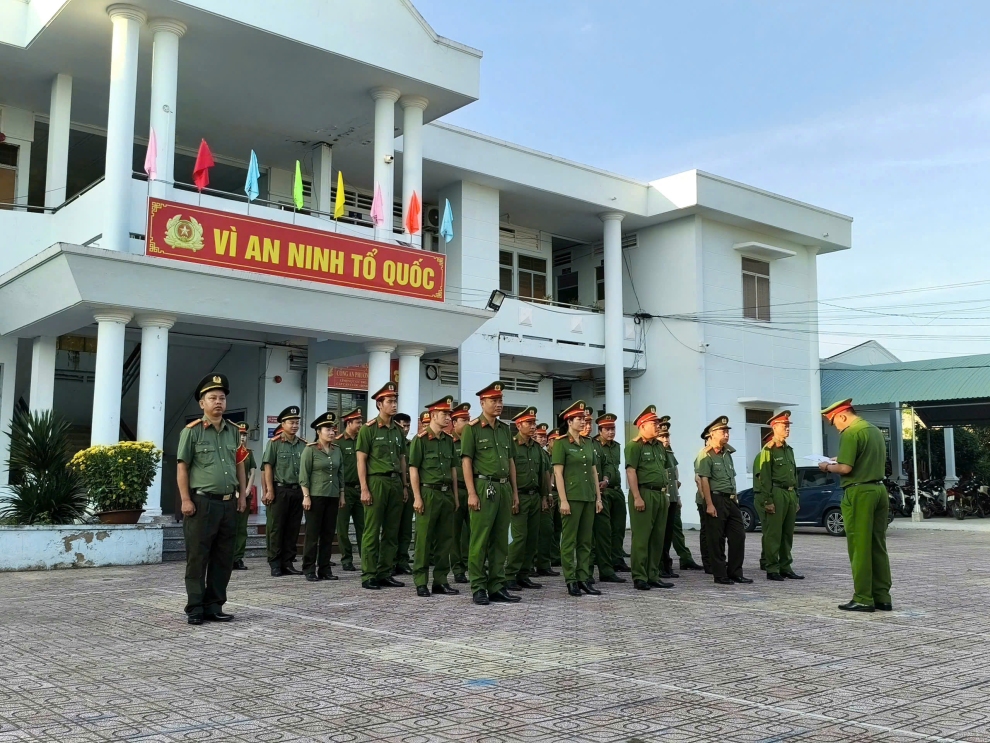 Công an phường Tân Ngãi siết chặt kỷ luật, kỷ cương trong buổi chào cờ đầu xuân Bính Ngọ năm 2026