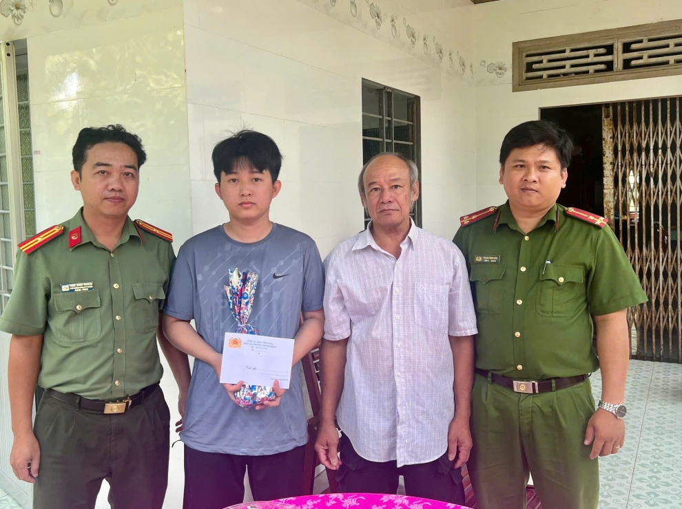 Công an phường Phú Khương thăm, động viên, tặng quà công dân thực hiện nghĩa vụ tham gia CAND