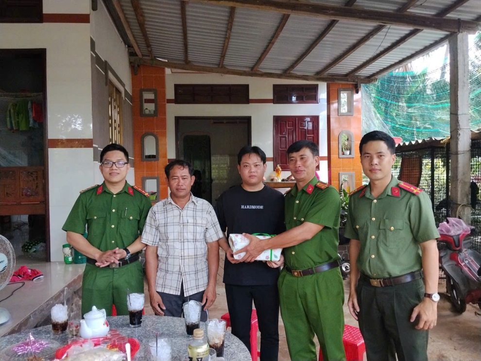 Công an xã An Qui thăm, động viên công dân thực hiện nghĩa vụ CAND