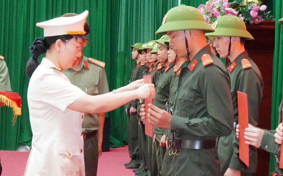 Công an tỉnh Vĩnh Long tổ chức Lễ công bố quyết định tiếp nhận, phong cấp bậc hàm và cử đi huấn luyện chiến sĩ nghĩa vụ năm 2026