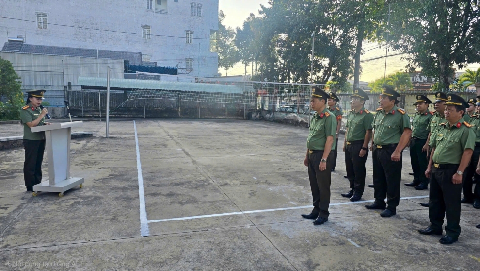 Lan tỏa tinh thần tận tụy, xung phong qua buổi sinh hoạt chính trị dưới cờ