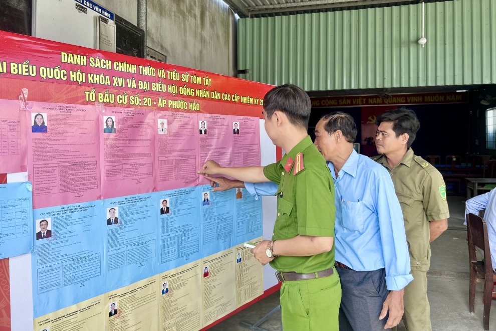 Công an xã Hưng Mỹ tăng cường bảo đảm an ninh tại các điểm niêm yết danh sách người ứng cử