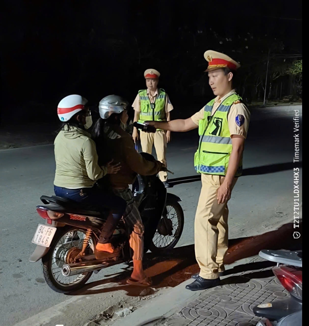 Cảnh sát giao thông Vĩnh Long tăng cường bảo đảm trật tự, an toàn giao thông dịp lễ 8/3
