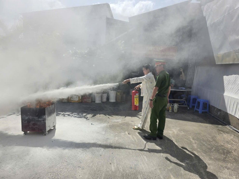 Công an xã Bình Phú, tỉnh Vĩnh Long tổ chức diễn tập phương án phòng cháy, chữa cháy và cứu nạn cứu hộ